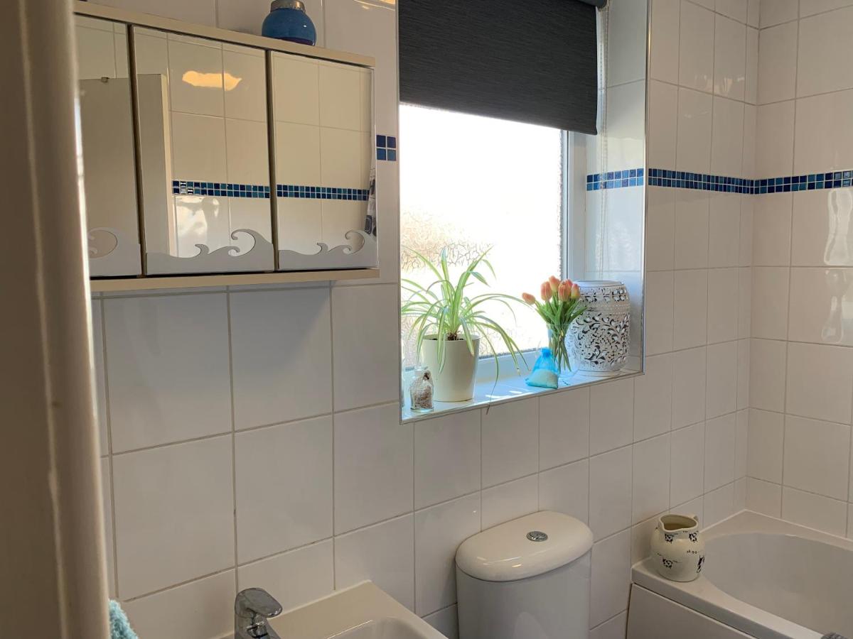 HomeStay In The Bay With Sea Views - Housity