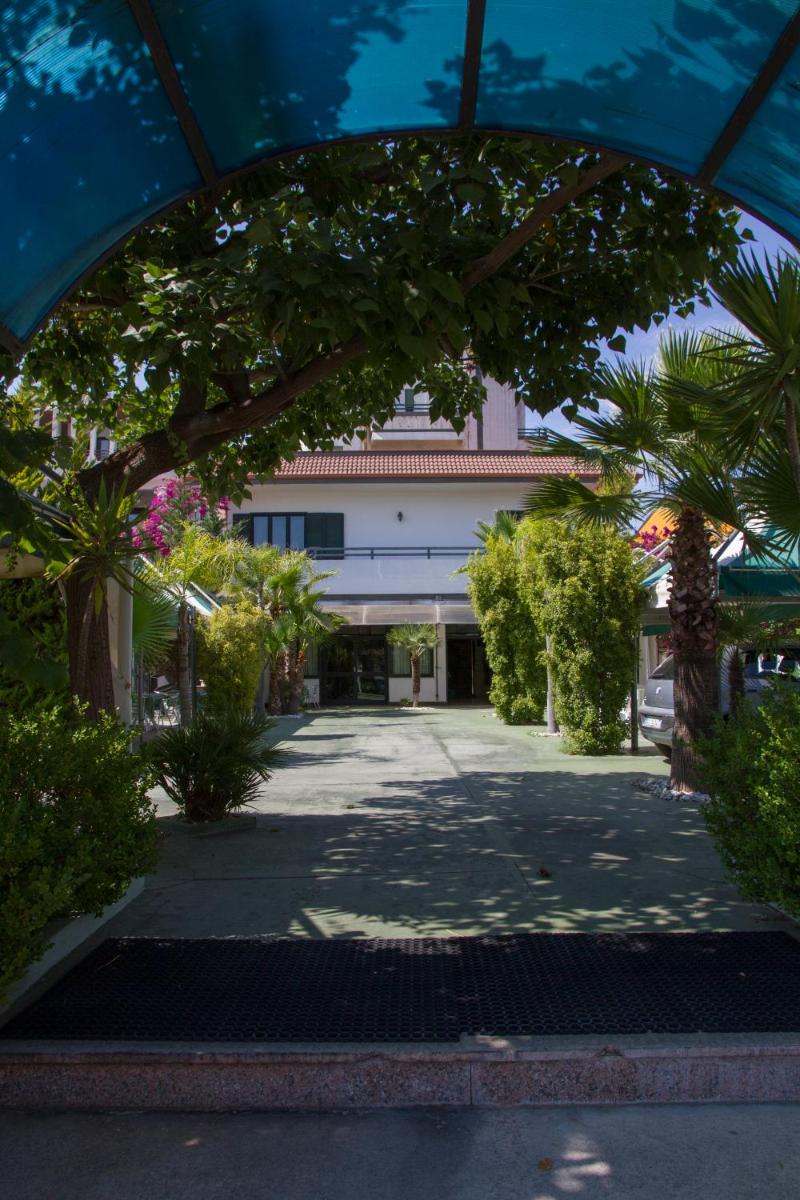 HOTEL ATENA - Housity