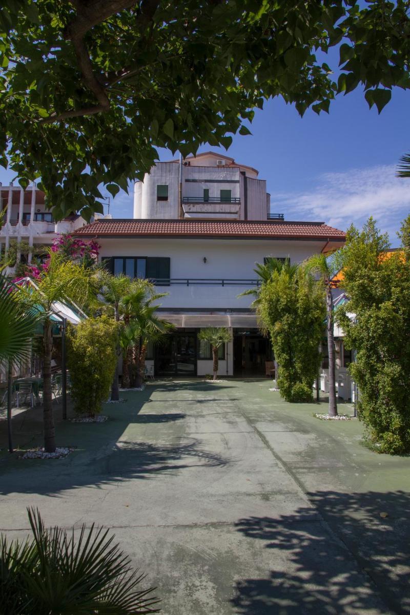 HOTEL ATENA - Housity