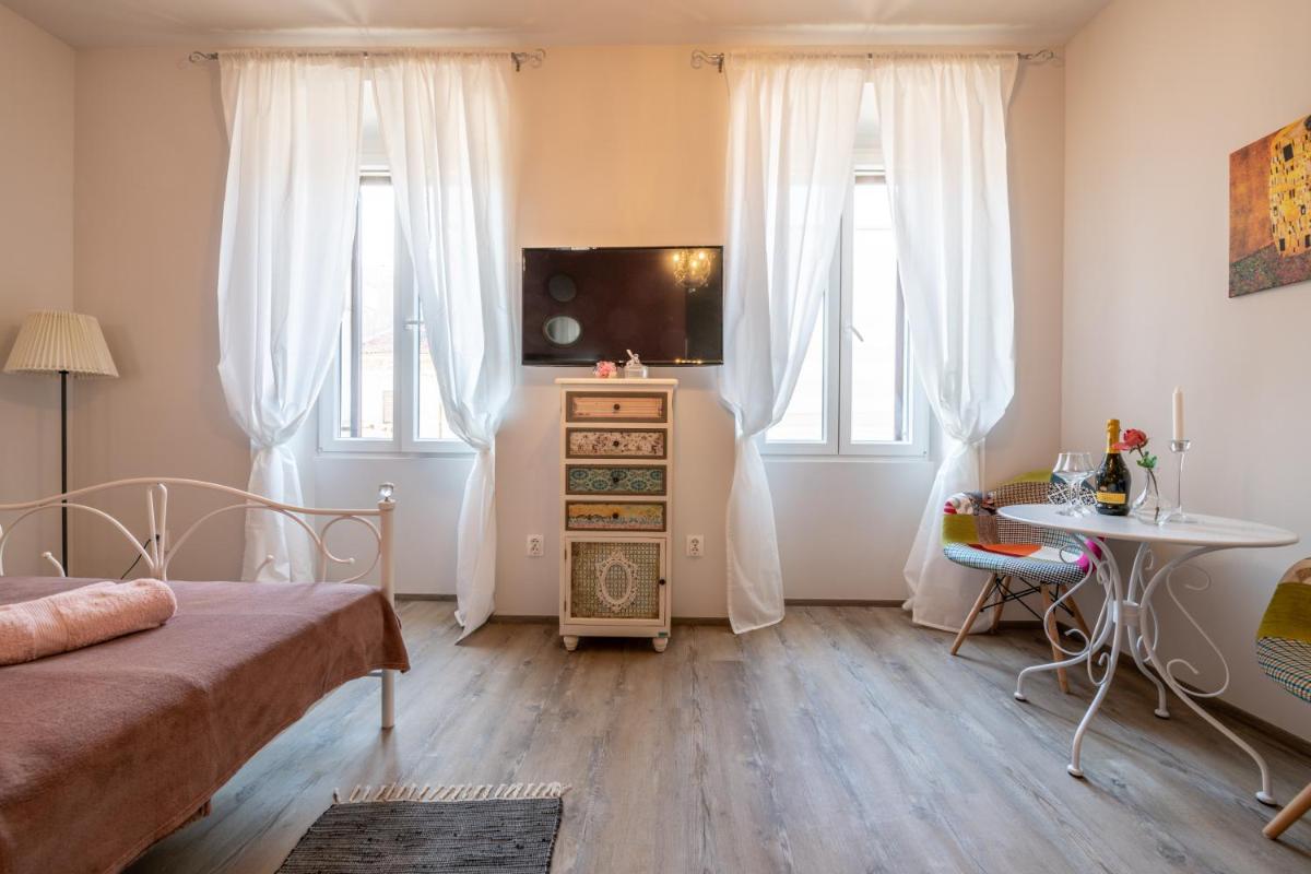Old City Romantic Studios 3 - Housity