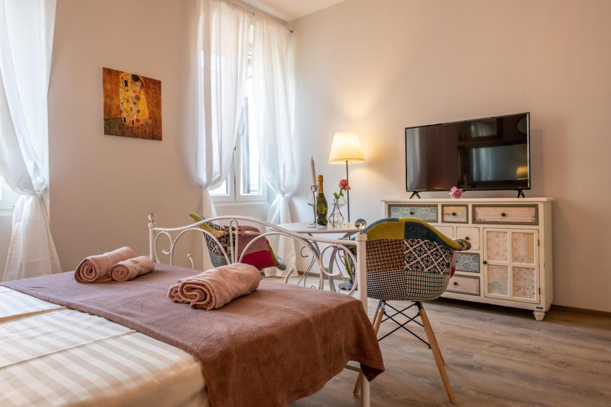 Old City Romantic Studios 3 - Housity