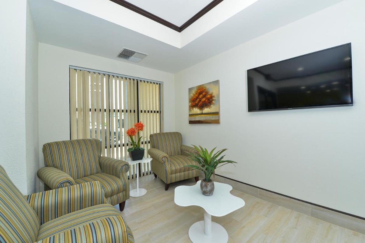 Super 8 by Wyndham Petersburg - Housity