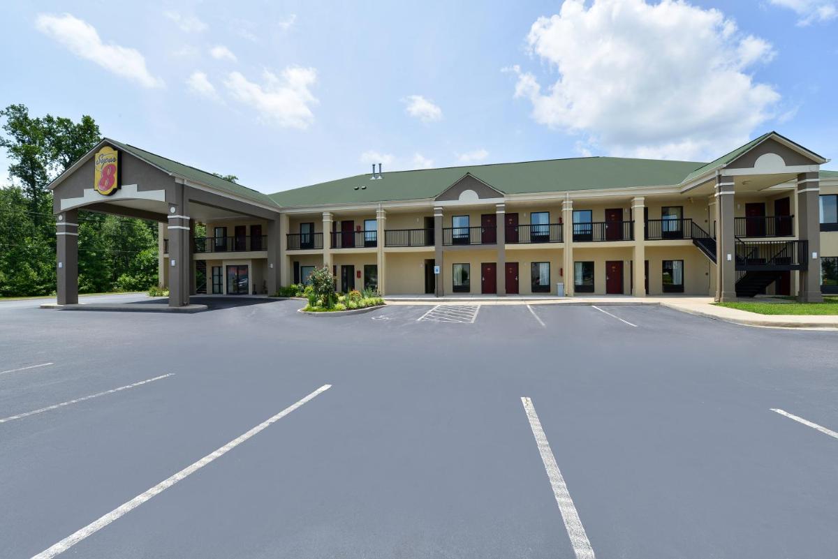 Super 8 by Wyndham Petersburg - Housity