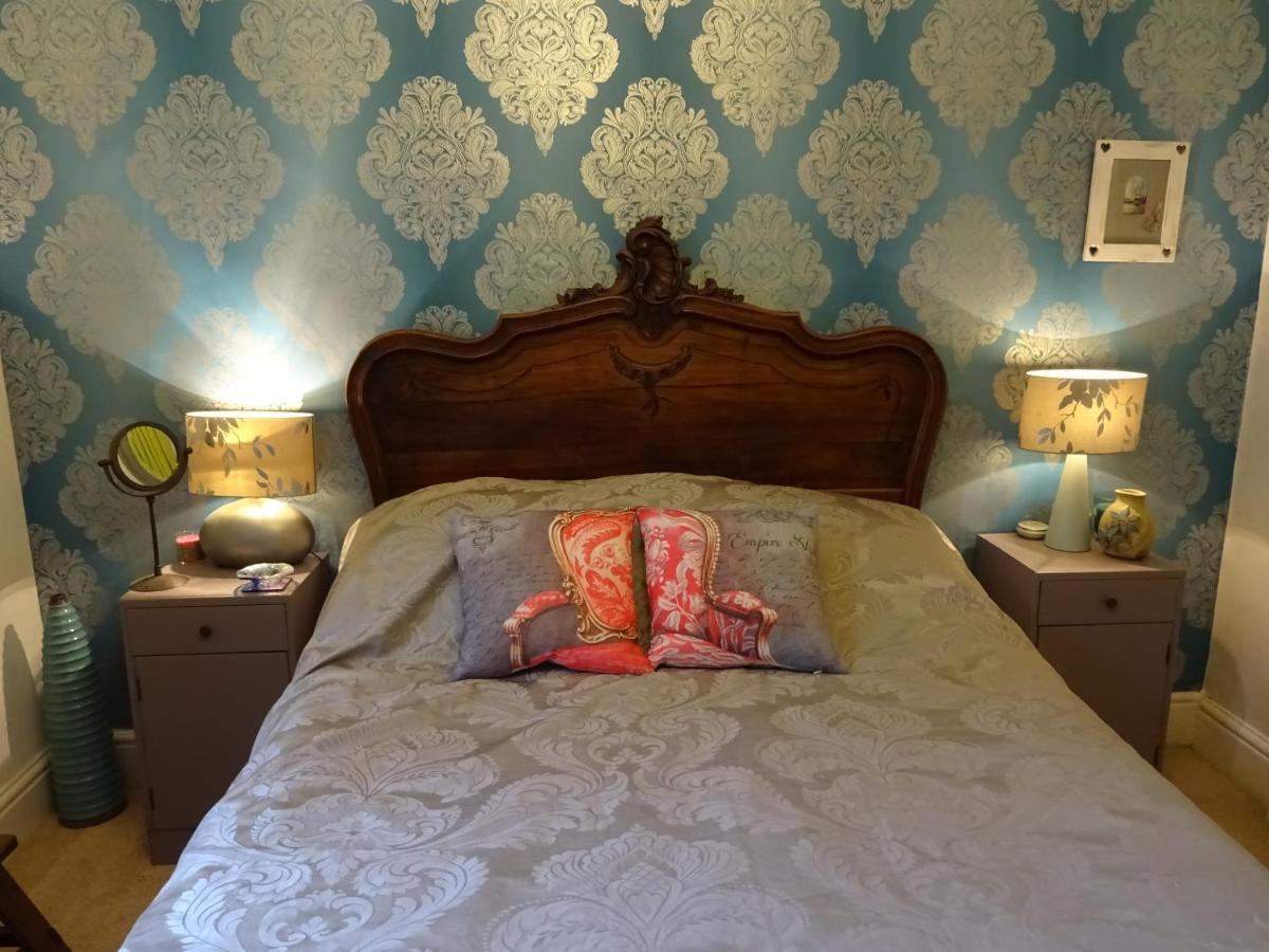 Victorian Gate House Own Bathroom - Housity