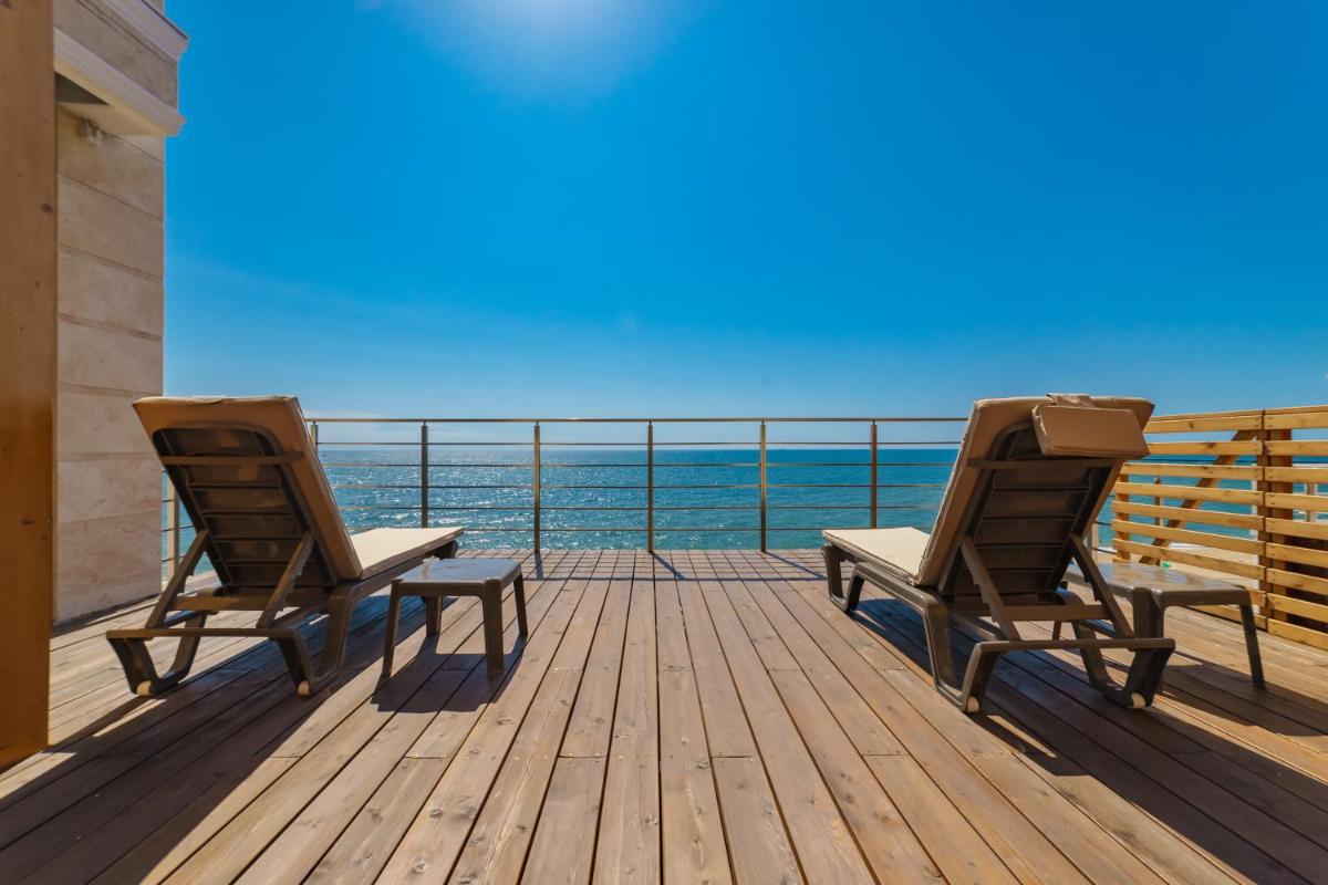 Poseidon Deluxe перша лінія з басейном - Housity