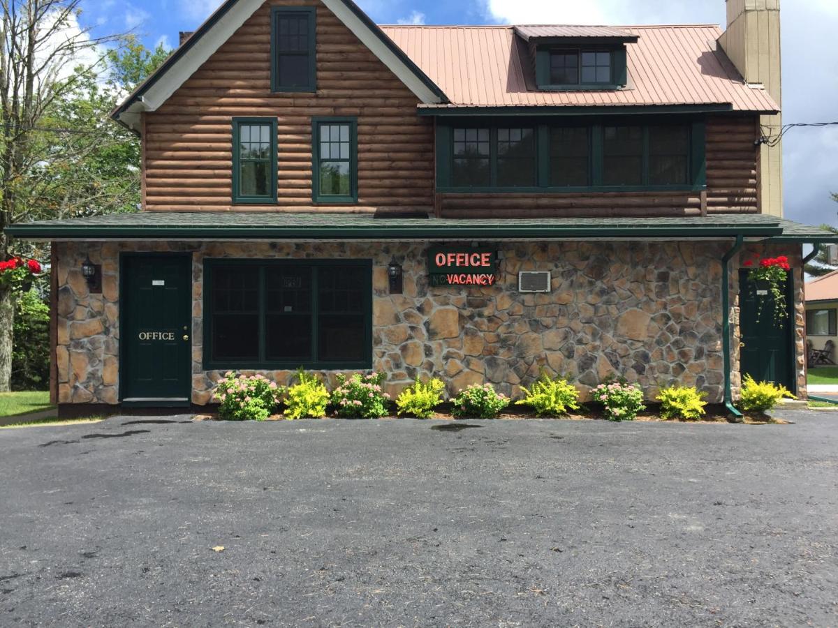 Pine Knoll Hotel Lakeside Lodge & Cabin - Housity