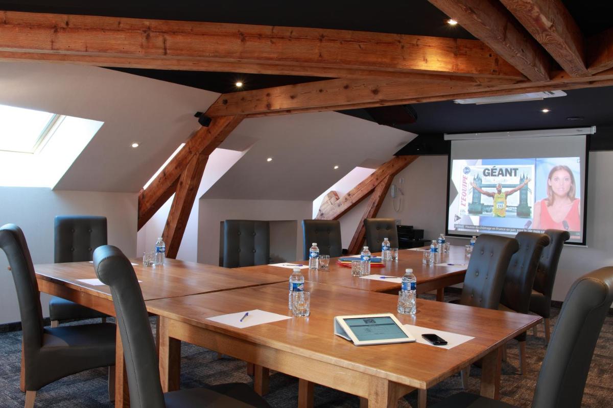 Télévision ou salle de divertissement dans l'établissement Hotel de la Jamagne & Spa