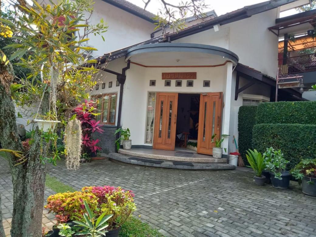 Suitetrails - Rumah Asri B&B