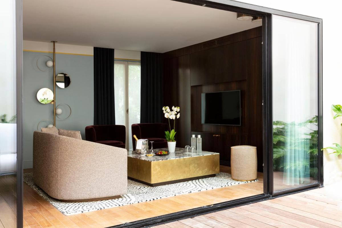 Télévision ou salle de divertissement dans l'établissement Les Jardins du Faubourg Hotel & Spa by Shiseido