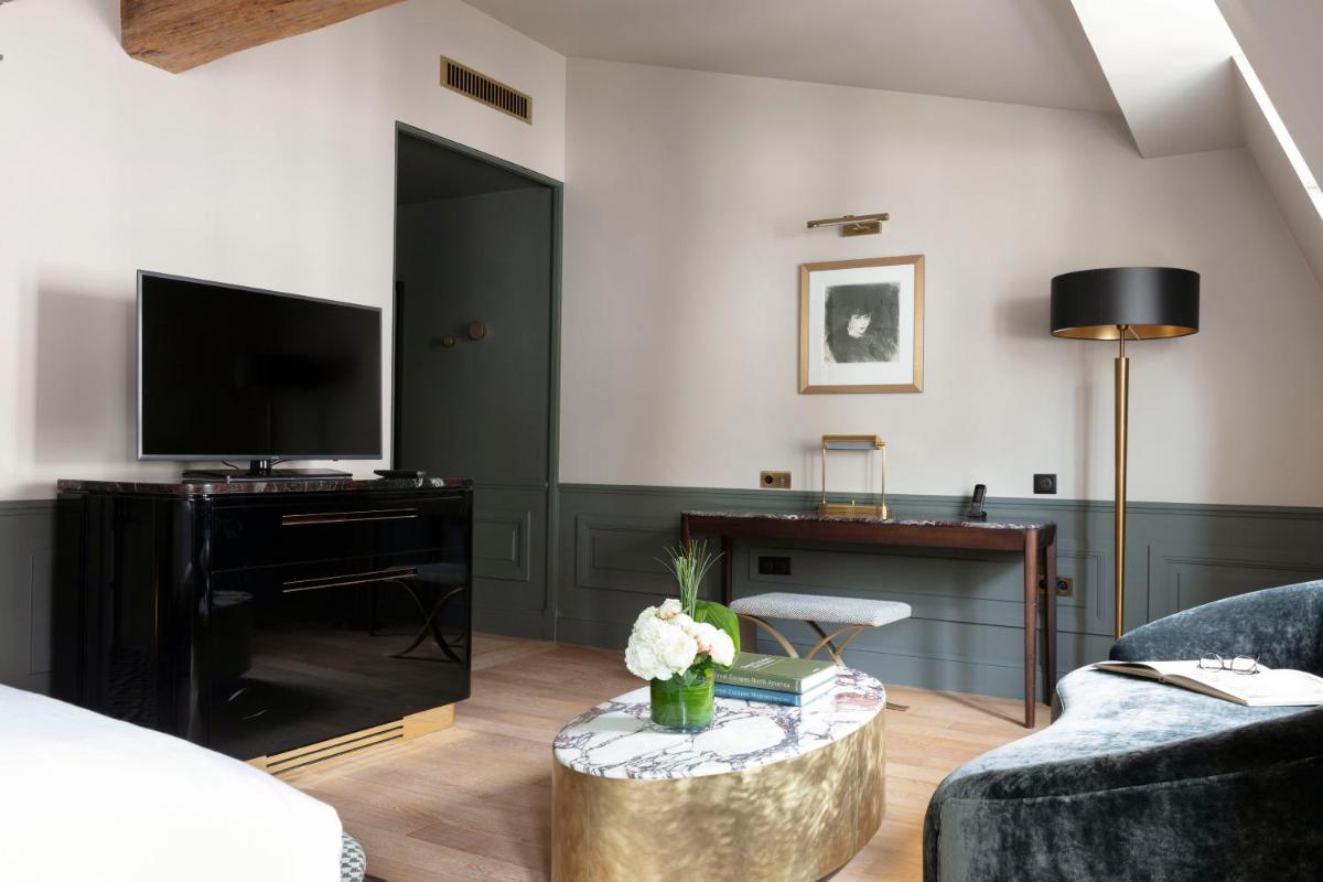Télévision ou salle de divertissement dans l'établissement Les Jardins du Faubourg Hotel & Spa by Shiseido