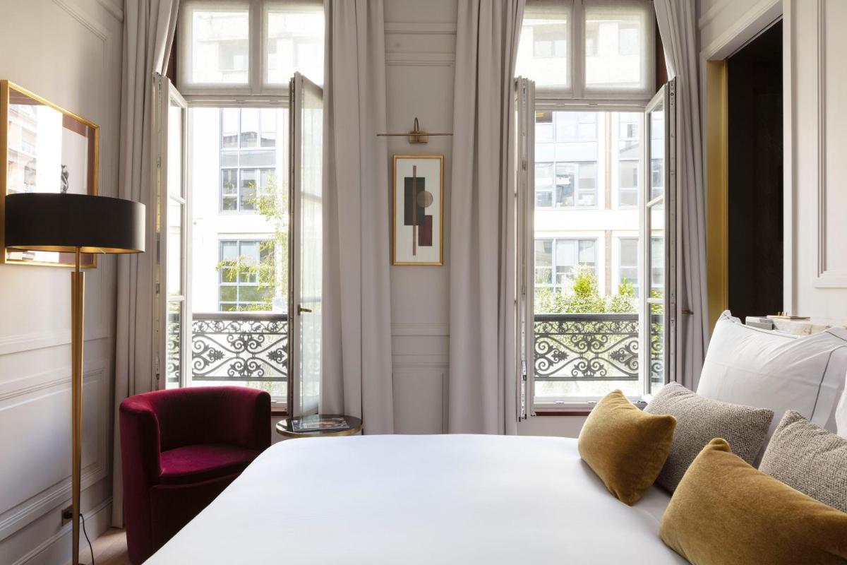 - une chambre avec un lit blanc, une chaise et des fenêtres dans l'établissement Les Jardins du Faubourg Hotel & Spa by Shiseido, à Paris 37 autres photos