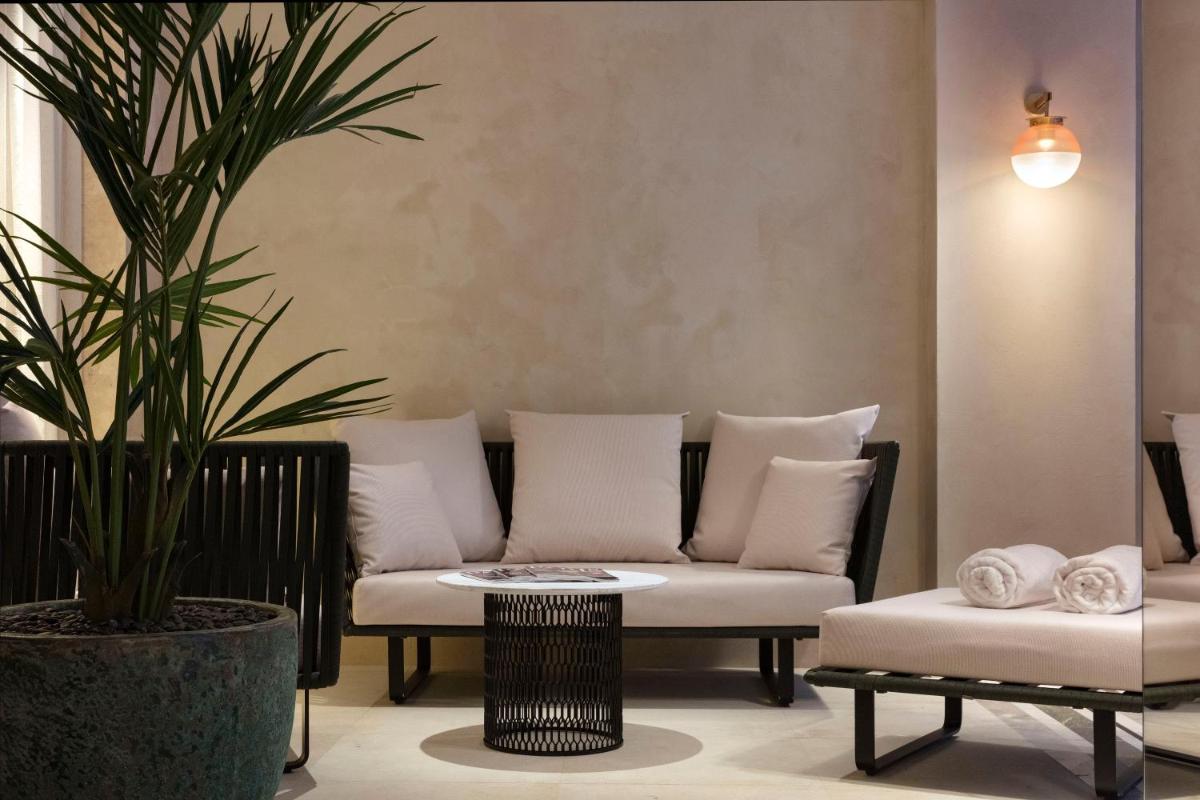 Coin salon dans l'établissement Les Jardins du Faubourg Hotel & Spa by Shiseido