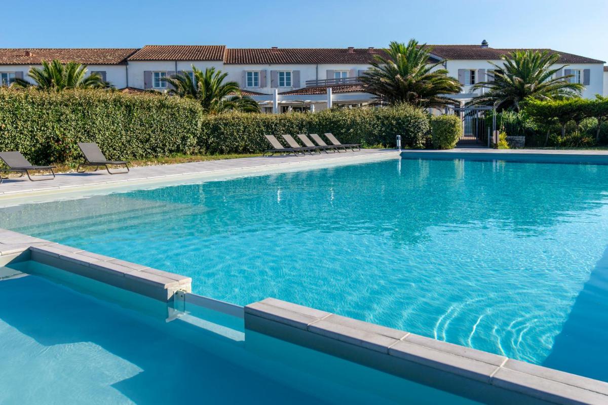 Piscine de l'établissement Thalacap Île de Ré - Thalasso & Spa ou située à proximité