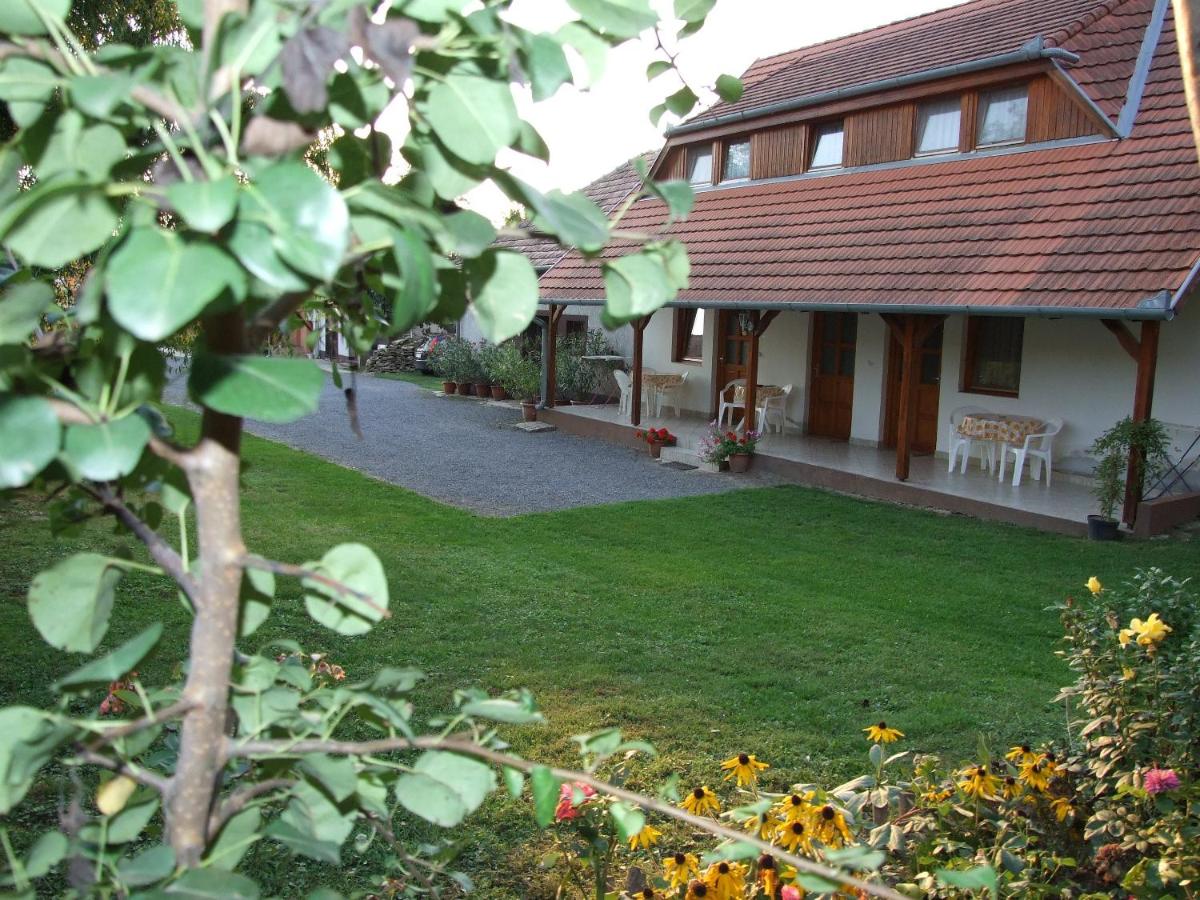 Ibolya Vendégház - Housity