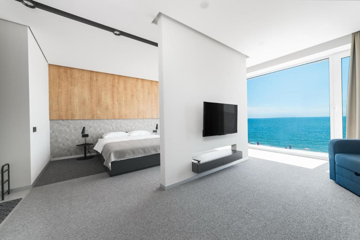 Poseidon Deluxe перша лінія з басейном - Housity