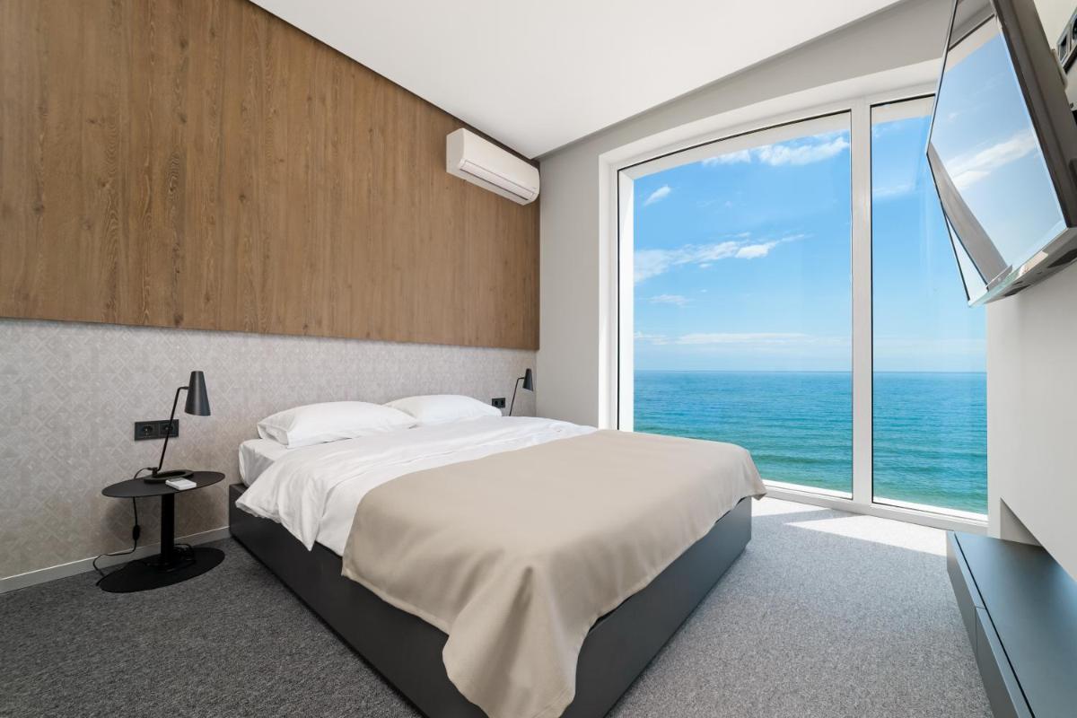 Poseidon Deluxe перша лінія з басейном - Housity