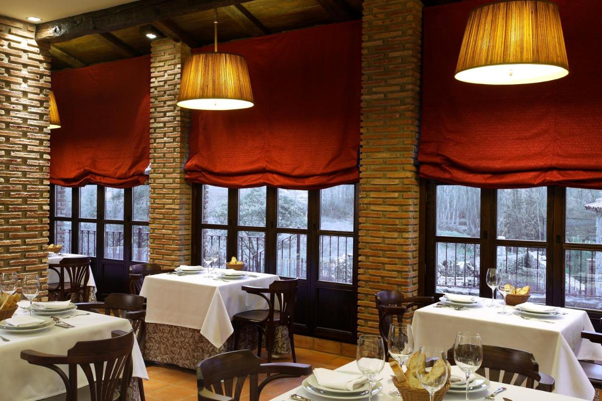 Un restaurante o sitio para comer en Hotel Rural & Spa Los Ánades