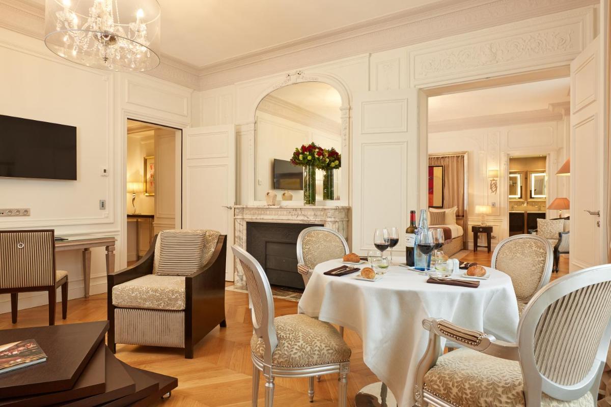 Télévision ou salle de divertissement dans l'établissement Majestic Apartments Champs Elysées