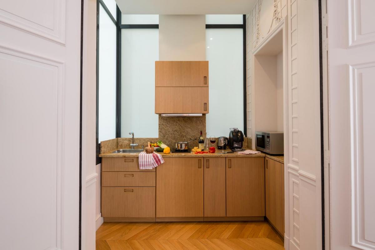 Cuisine ou kitchenette dans l'établissement Majestic Apartments Champs Elysées