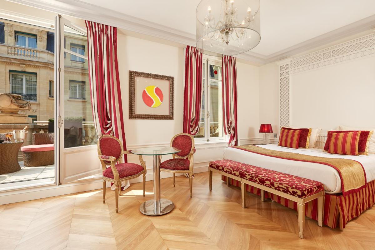 une chambre avec un lit, une table et des chaises dans l'établissement Majestic Apartments Champs Elysées, à Paris