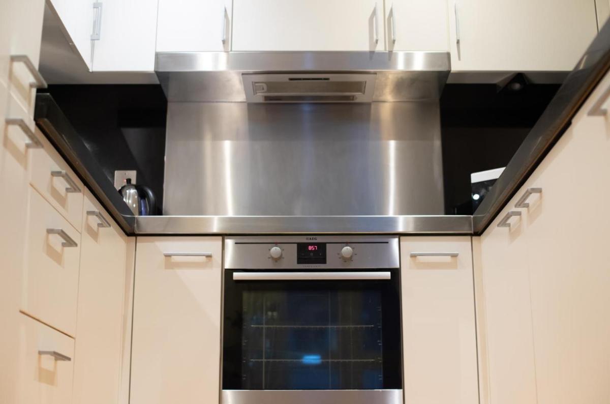 London Luxury 1 Bedroom Apartment minutes walk from Canary Wharf - Housity