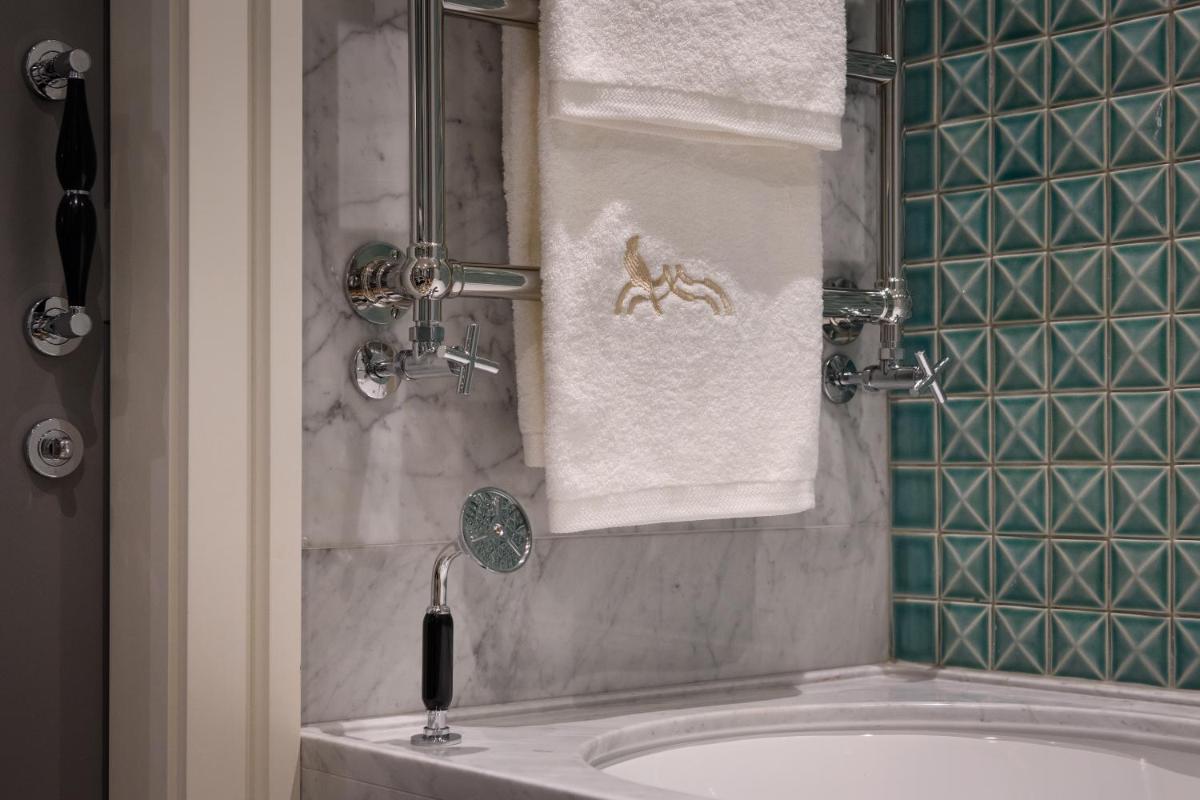 Uma casa de banho em Bairro Alto Hotel