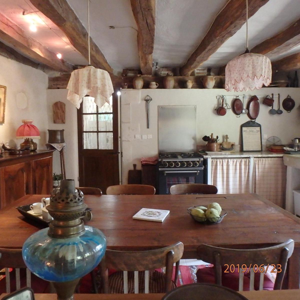 La Pierre qui Parle - Housity