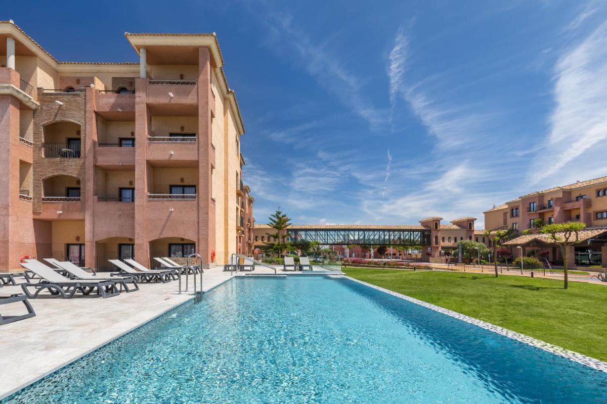 una piscina frente a un edificio en Barceló Punta Umbría Beach Resort, en Punta Umbría