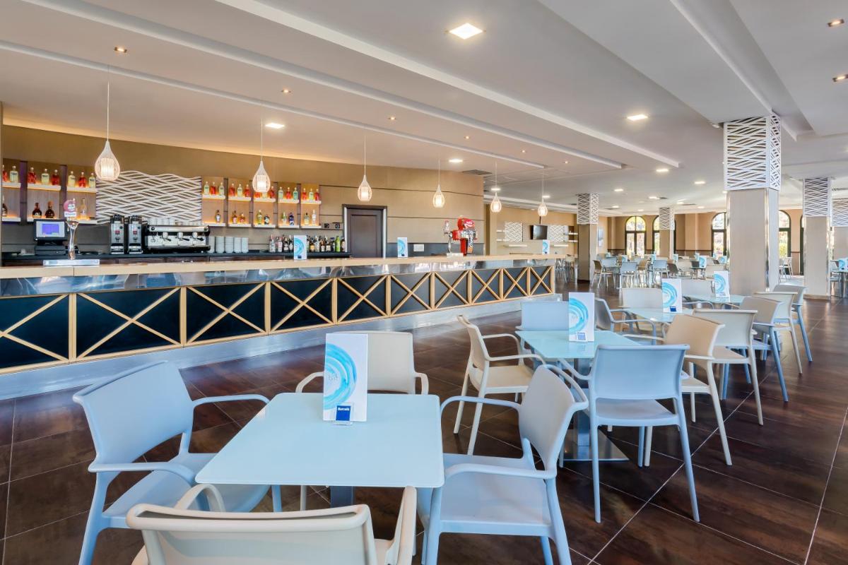 Un restaurante o sitio para comer en Barceló Punta Umbría Beach Resort