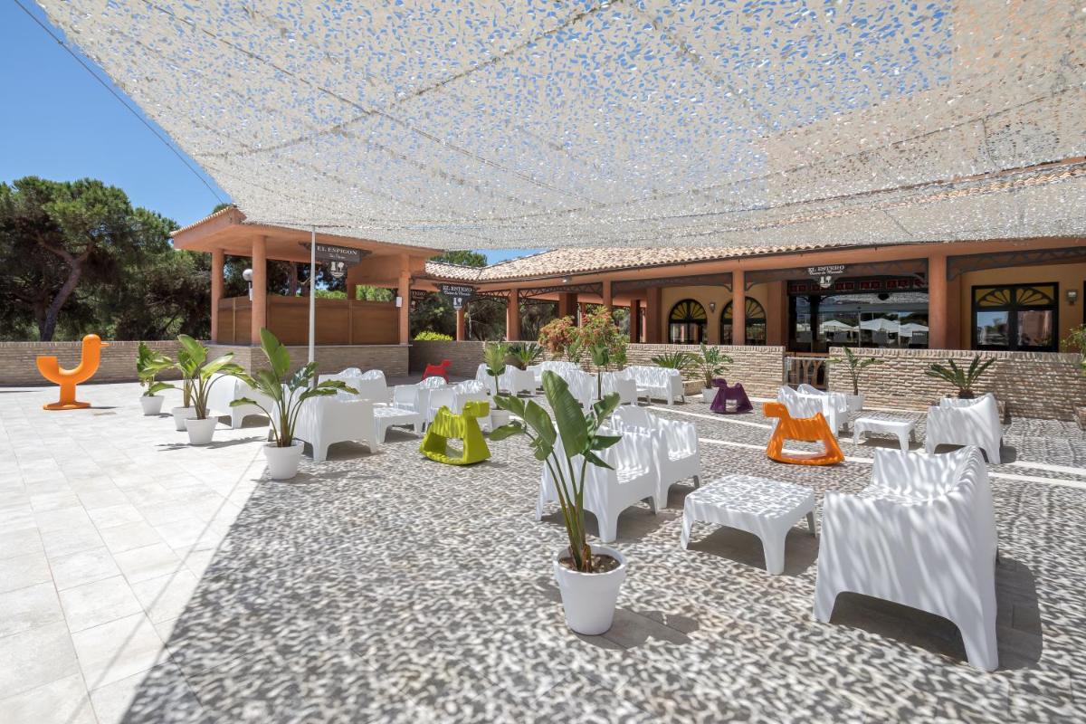 Un restaurante o sitio para comer en Barceló Punta Umbría Beach Resort