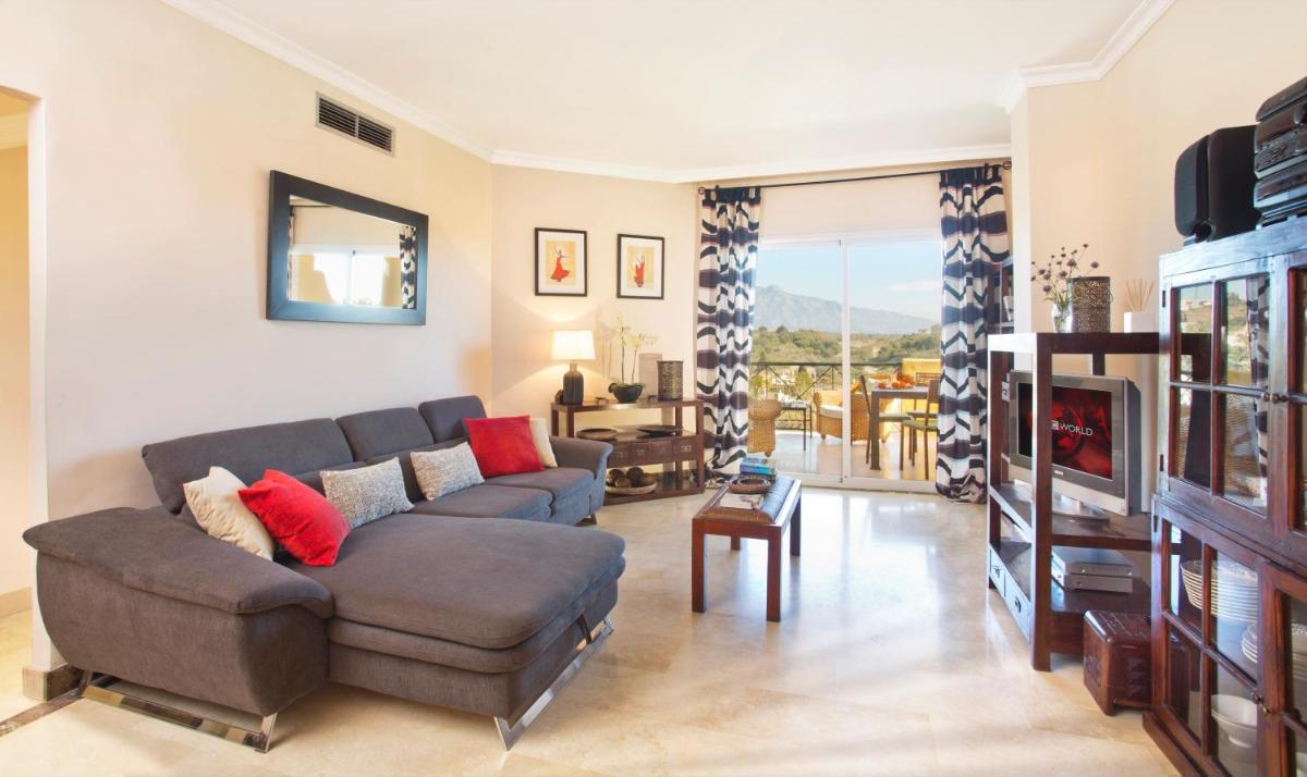 Los Olivos 2 bedroom apartment - sleeps 6 Nr San Pedro/Estepona/Marbella - Housity