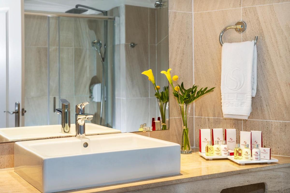 Un baño de Salles Hotels Marina Portals