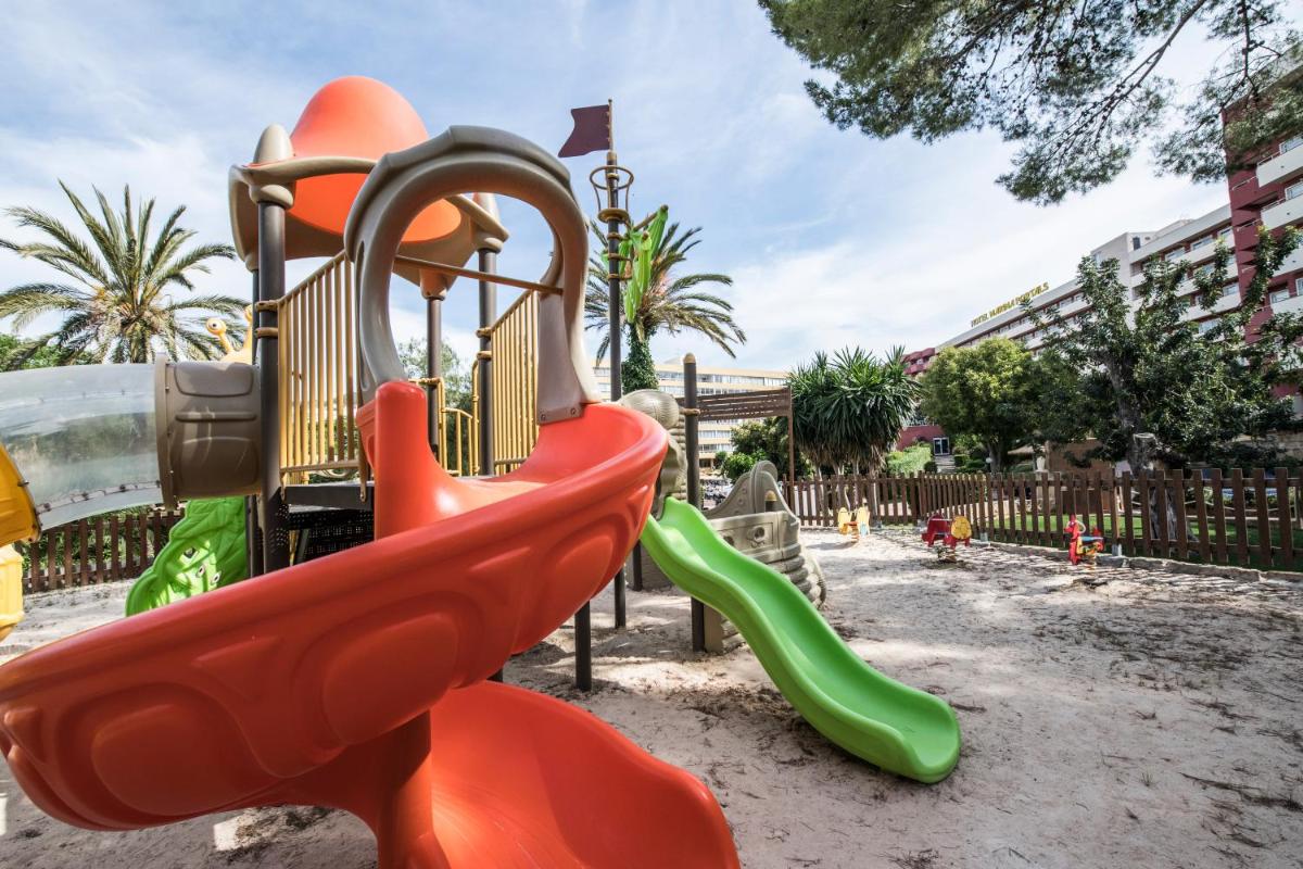 Zona de juegos infantil en Salles Hotels Marina Portals
