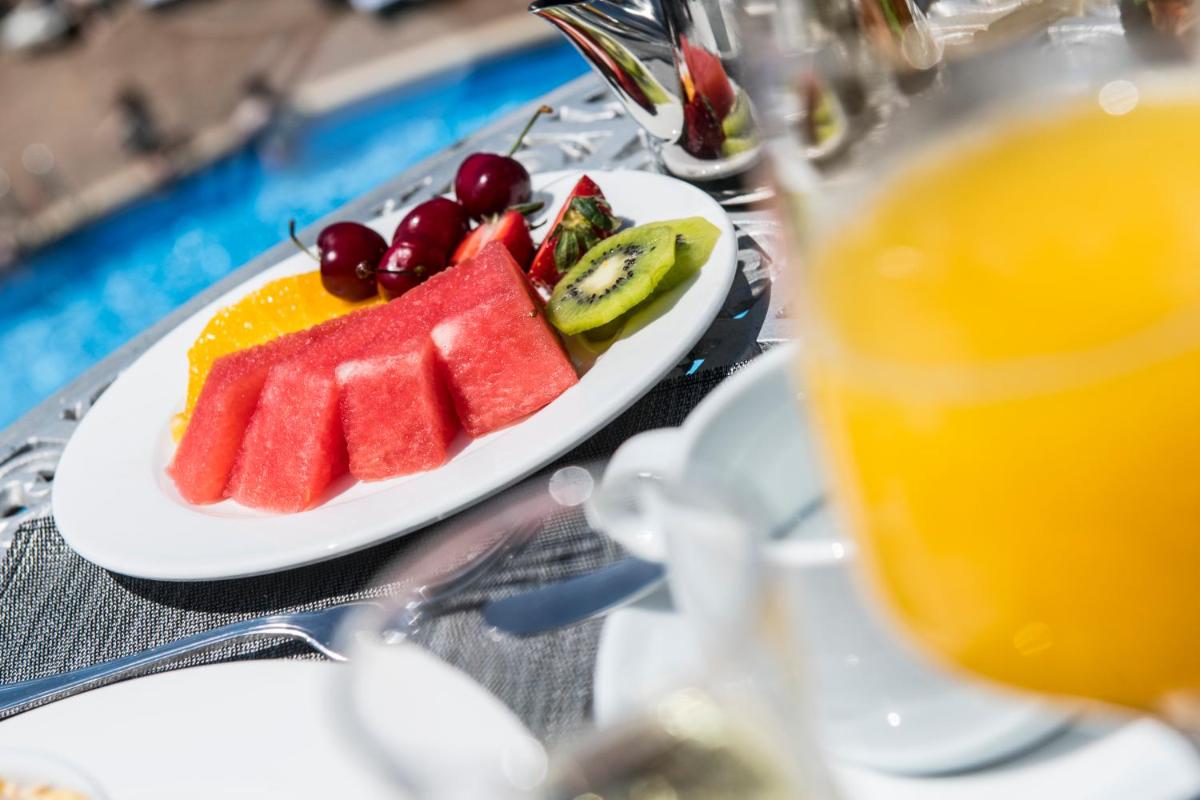 Comida en o cerca de este hotel