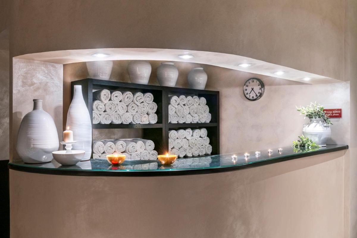 Una cocina o zona de cocina en Salles Hotels Marina Portals