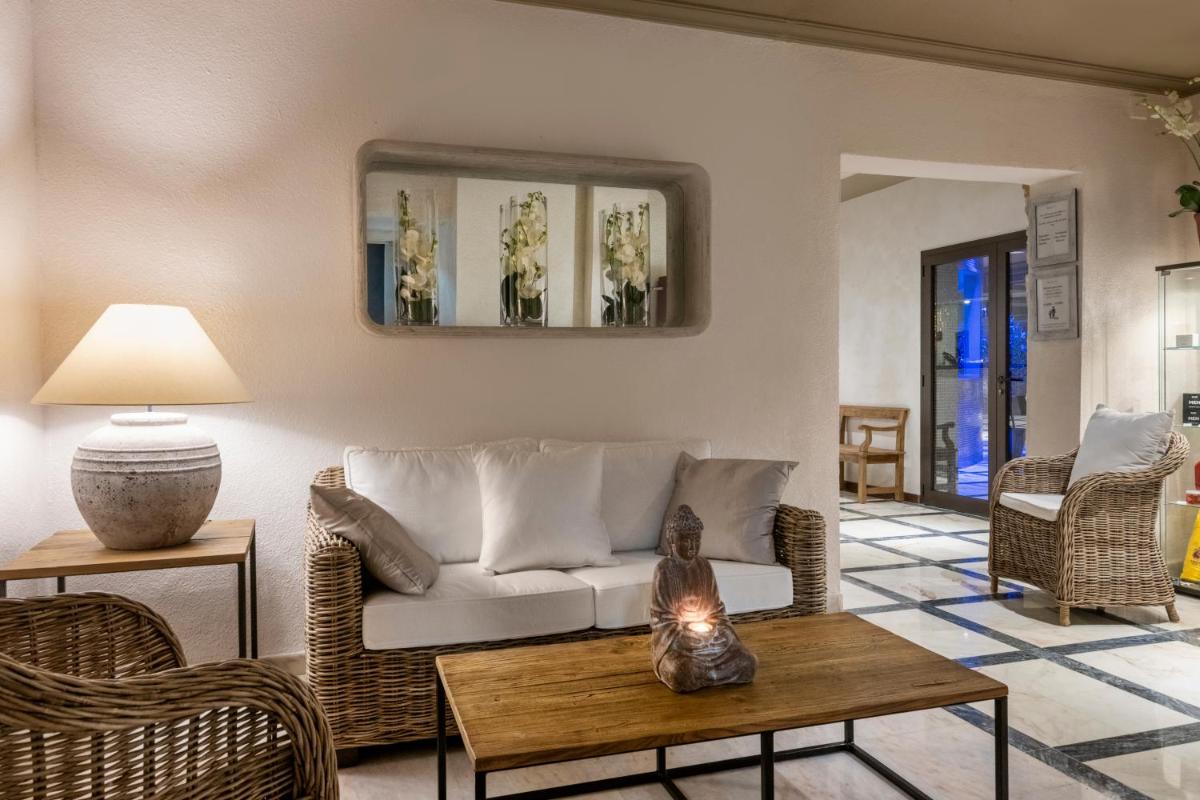 Zona de estar de Salles Hotels Marina Portals