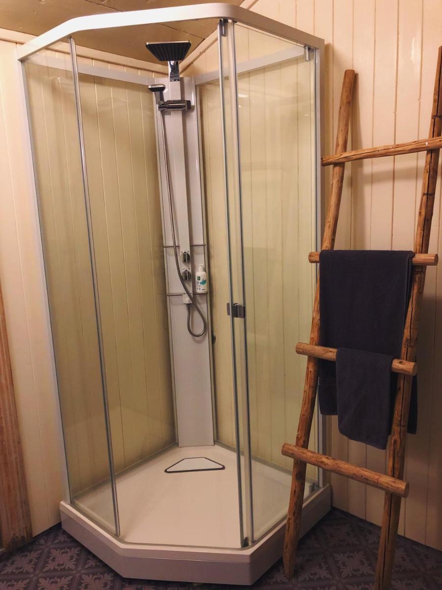 Bakarstuo, Utpå Neset - Housity