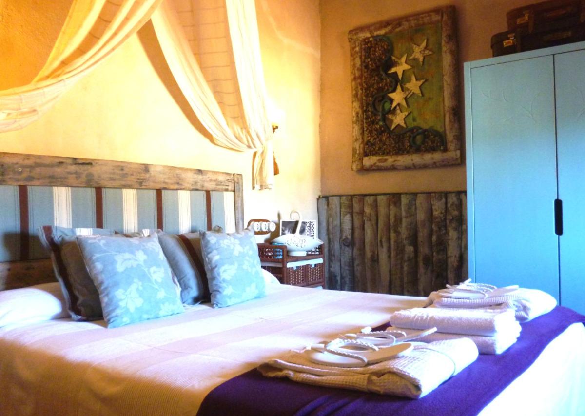 Cama o camas de una habitación en Les Vinyes Alojamiento Rural Boutique & SPA