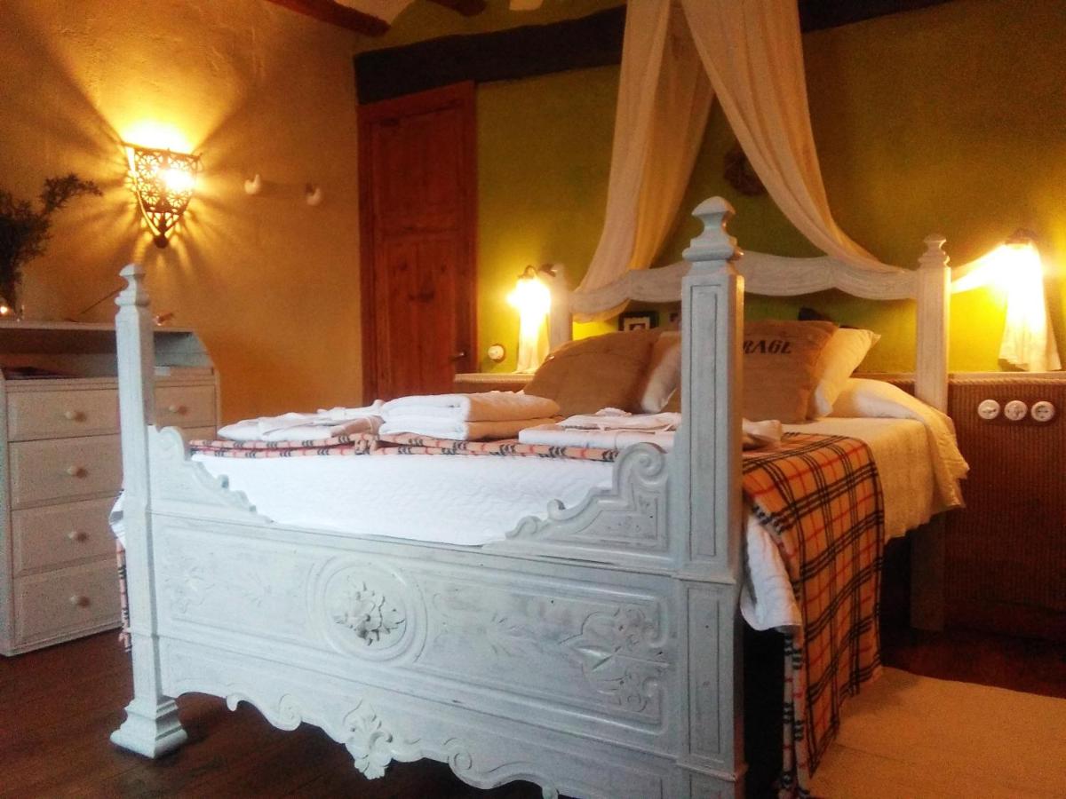 Cama o camas de una habitación en Les Vinyes Alojamiento Rural Boutique & SPA