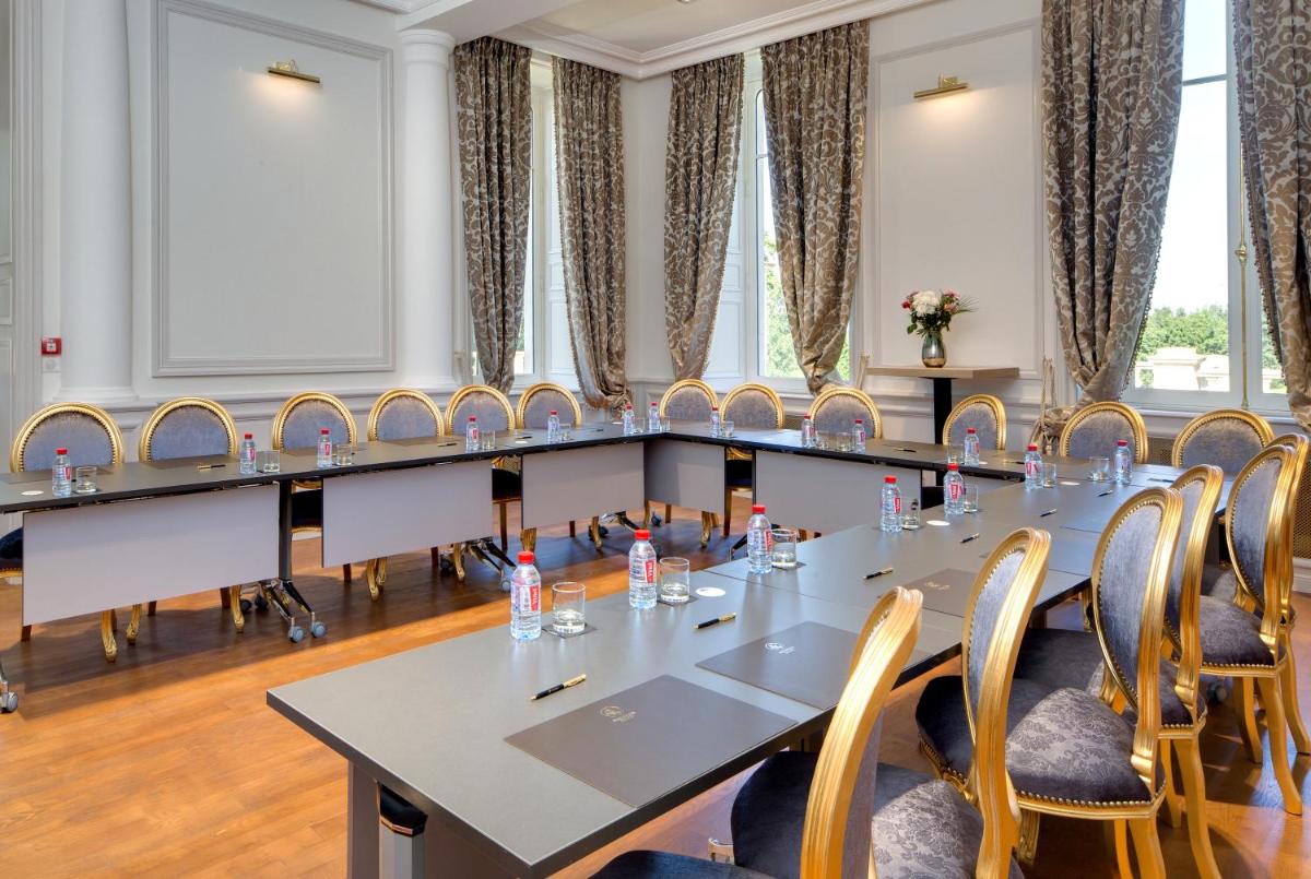 une salle de conférence avec une longue table et des chaises dans l'établissement Alexandra Palace - La Maison Younan, à Mazières-en-Gâtine 37 autres photos