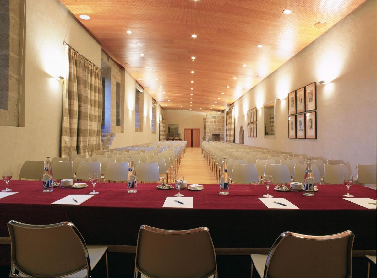 una sala de conferencias con una mesa larga y sillas en Parador de Santo Estevo, en Santo Estevo de Rivas de Sil 82 fotos más