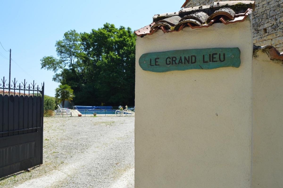 Les Hirondelles - Housity
