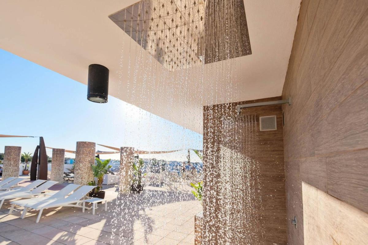 Un balcón o terraza de azuLine Hotel Bergantin