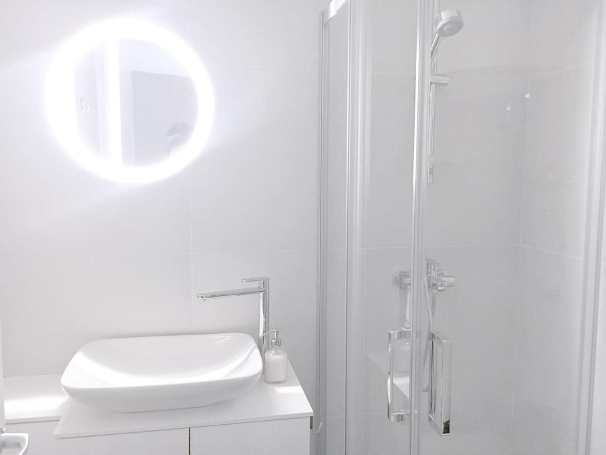 NEW Central Light Apartment with Private Parking - Housity