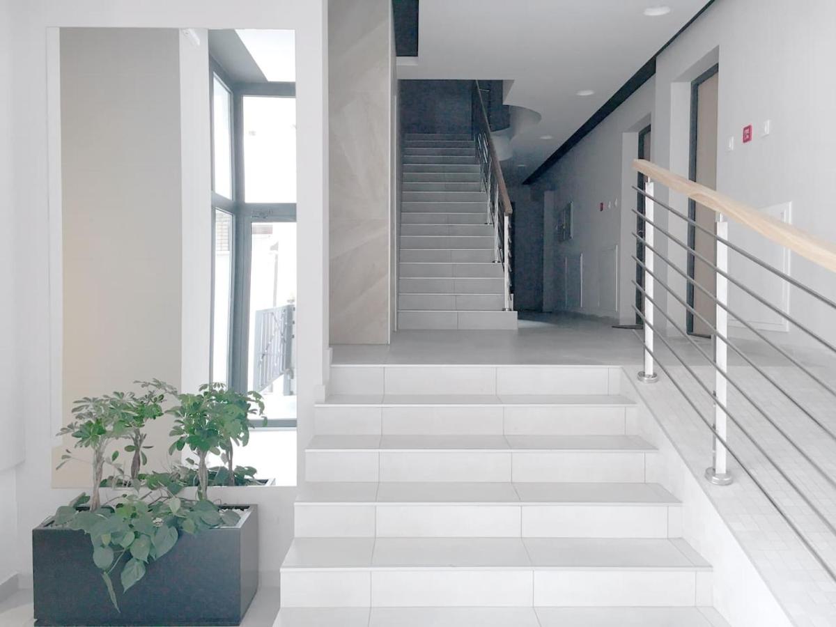 NEW Central Light Apartment with Private Parking - Housity