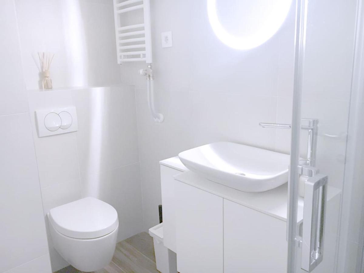 NEW Central Light Apartment with Private Parking - Housity