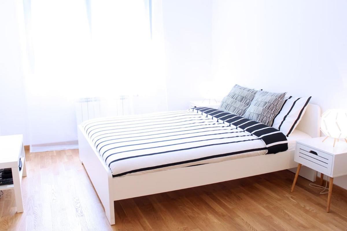 NEW Central Light Apartment with Private Parking - Housity
