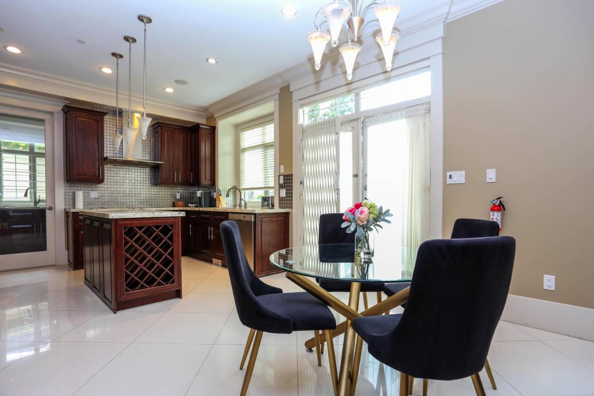 Grand House in Westside Vancouver - Housity