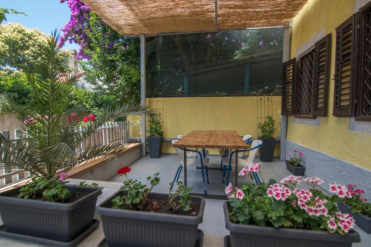 Hostel Flora - Housity