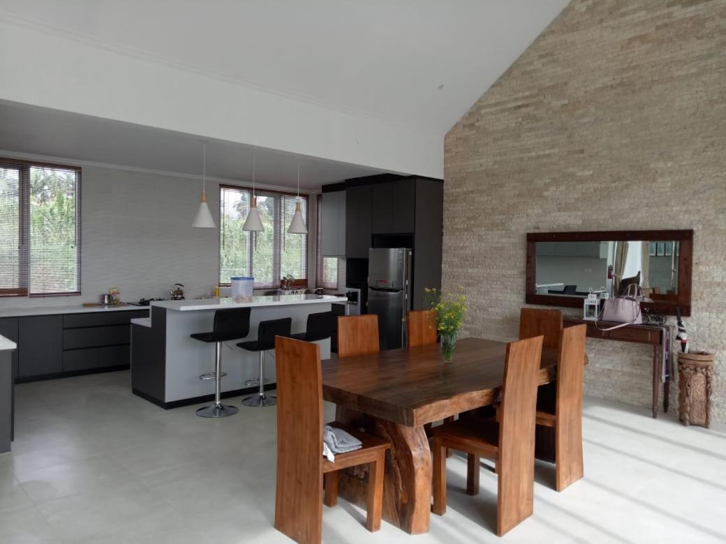 Suitetrails - VILLA AKIRA, Mountain View Getaway